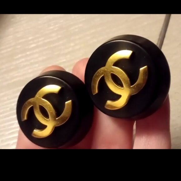 Chanel Vintage LARGE Interlocking CC Black and Gold Clip-On Earrings - Picture 14 of 16